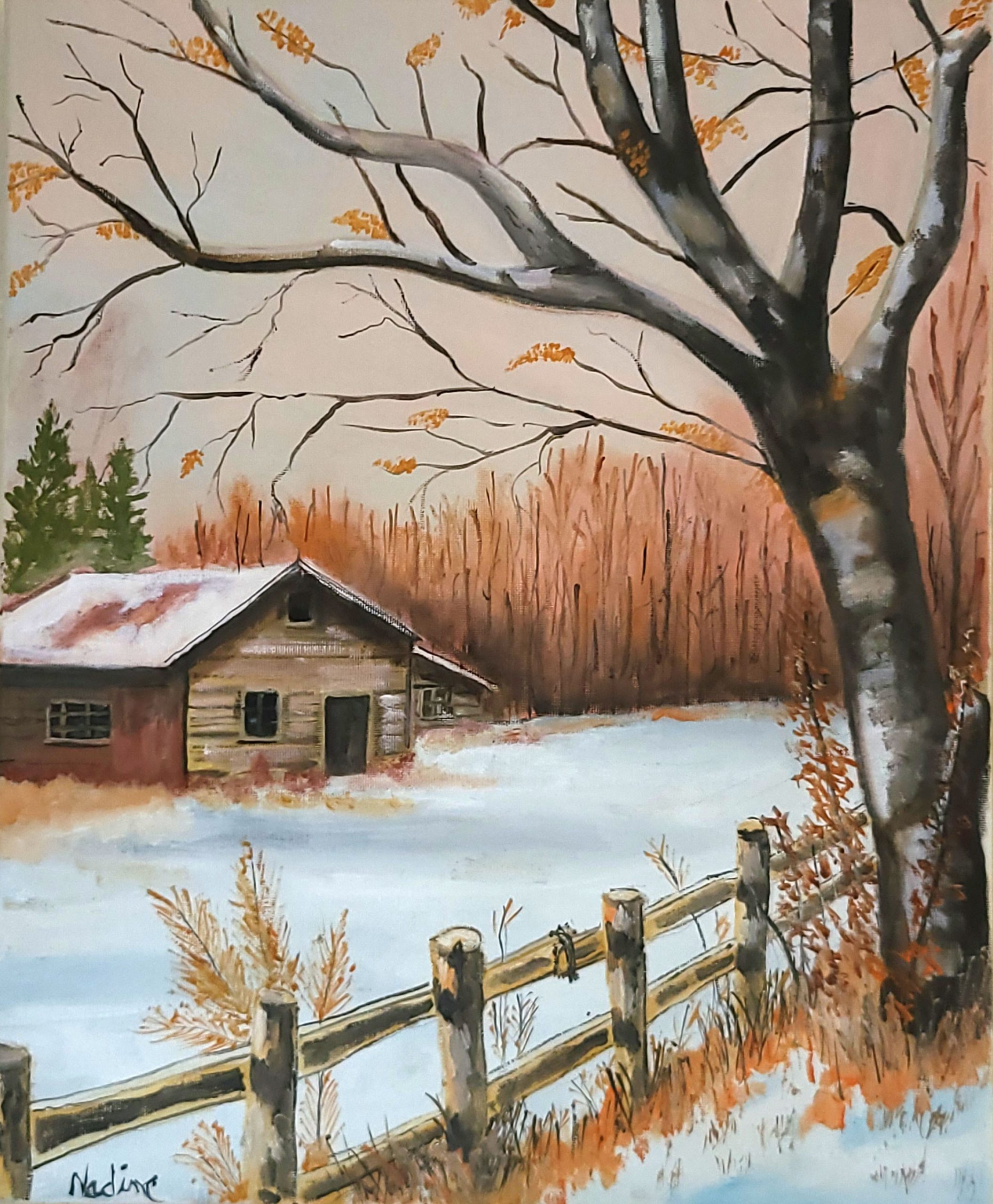 "Un paysage hivernal paisible : une vieille grange en bois au toit légèrement enneigé se dresse au cœur d’une forêt aux tons chauds d’automne. Un grand arbre aux branches dénudées encadre la scène, tandis qu’une clôture en bois mène le regard vers la cabane isolée. L’atmosphère est douce et nostalgique, évoquant la quiétude des saisons passées."