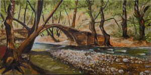 Un pont de pierre ancien enjambe une rivière paisible au cœur d’une forêt verdoyante. Les arbres aux troncs noueux entourent la scène, leurs branches se reflétant dans l’eau claire. Au premier plan, un lit de galets blancs contraste avec les teintes bleu-vert de la rivière. La lumière tamisée traverse le feuillage, créant une atmosphère sereine et intemporelle.