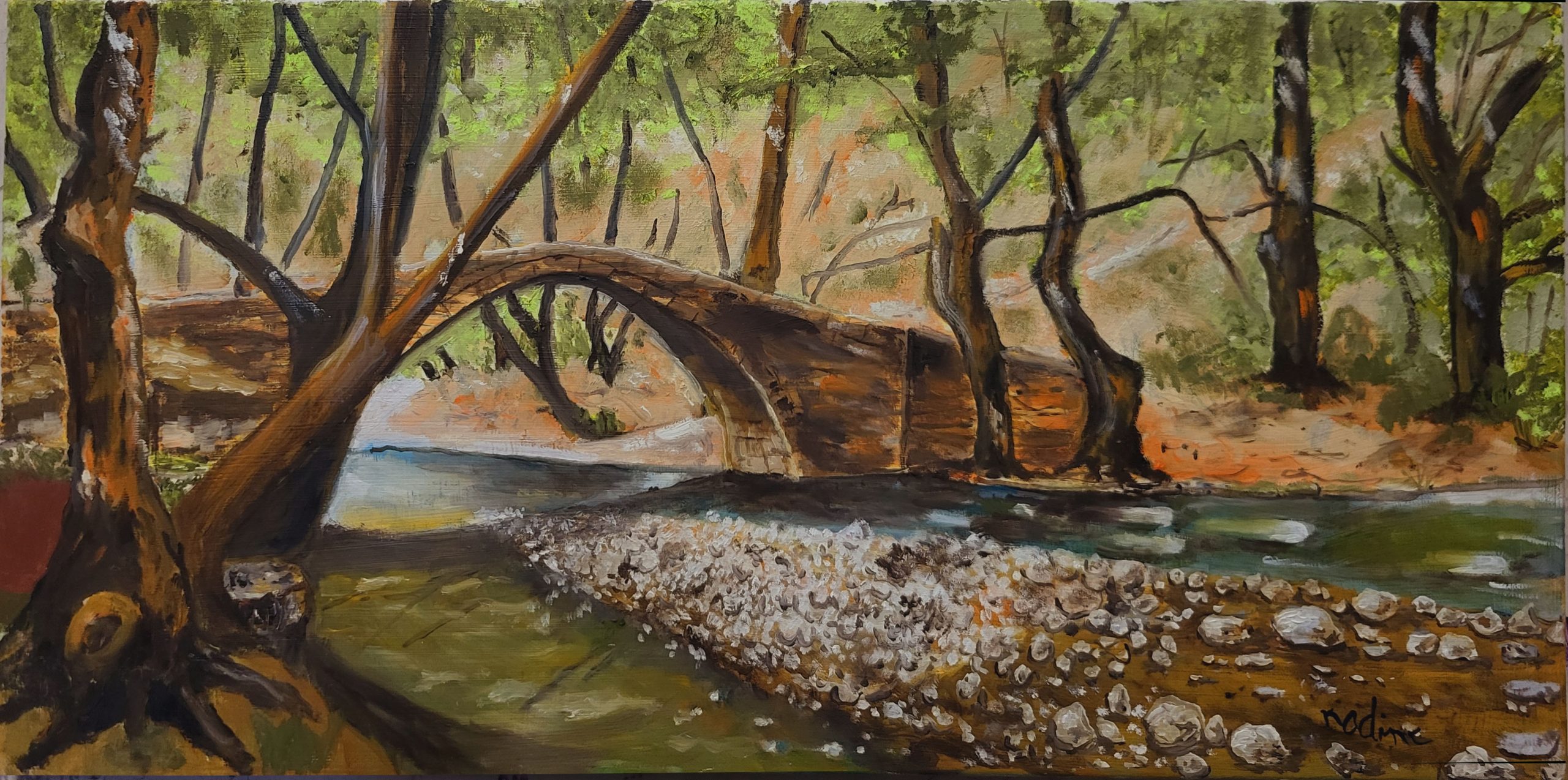 Un pont de pierre ancien enjambe une rivière paisible au cœur d’une forêt verdoyante. Les arbres aux troncs noueux entourent la scène, leurs branches se reflétant dans l’eau claire. Au premier plan, un lit de galets blancs contraste avec les teintes bleu-vert de la rivière. La lumière tamisée traverse le feuillage, créant une atmosphère sereine et intemporelle.