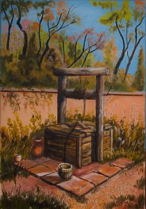 Un vieux puits en bois trône au centre d’un jardin paisible, entouré de végétation et de pierres soigneusement disposées. Son mécanisme en bois, vieilli par le temps, porte une corde usée prête à descendre son seau. À ses côtés, des pots en terre cuite ajoutent une touche rustique. En arrière-plan, un mur ocre sépare ce coin de nature d’une forêt aux arbres feuillus, baignée par la lumière d’un ciel bleu éclatant.