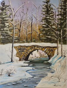 Peinture représentant un paysage hivernal avec un pont en pierre enneigé traversant une rivière partiellement gelée. La scène est bordée de sapins et d’arbres dénudés, leurs branches recouvertes de neige. En arrière-plan, une forêt aux teintes dorées et un ciel pastel violet et ocre créent une atmosphère paisible et lumineuse. L’eau de la rivière reflète les couleurs du ciel, ajoutant une touche de douceur à l’ensemble.