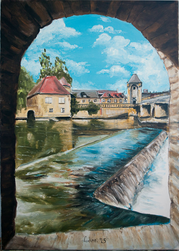 La scène peinte semble représenter Moret-sur-Loing, une charmante ville médiévale située en Île-de-France, connue pour ses paysages pittoresques et ses vues emblématiques du Loing. L'élément distinctif est le pont en pierre avec sa tour fortifiée, un symbole emblématique de Moret-sur-Loing. Le déversoir visible au premier plan et les reflets dans l'eau sont des éléments fréquemment immortalisés par les artistes. La perspective à travers l’arche pourrait être inspirée des points de vue accessibles depuis les anciens ponts ou moulins de la ville, mettant en valeur le mélange entre architecture médiévale et nature.