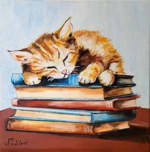 Un chaton tigré roux dort paisiblement sur une pile de livres empilés. Ses petites pattes reposent sur les couvertures, tandis que sa tête est posée sur un livre bleu. Les livres, de différentes tailles et couleurs, forment un support confortable pour l’animal. Le fond clair met en valeur la scène douce et réconfortante, évoquant une atmosphère de tranquillité et de sérénité.