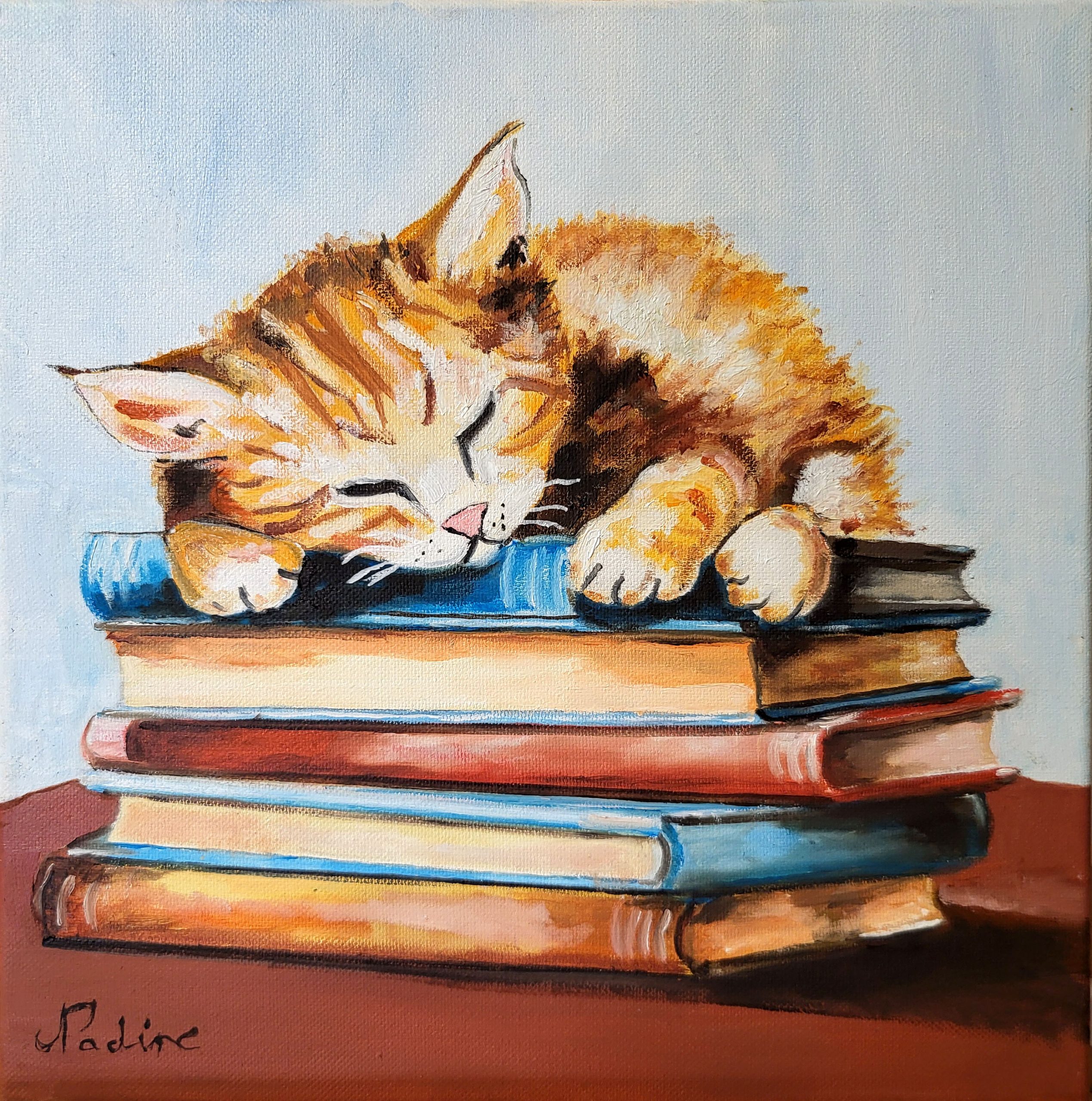Un chaton tigré roux dort paisiblement sur une pile de livres empilés. Ses petites pattes reposent sur les couvertures, tandis que sa tête est posée sur un livre bleu. Les livres, de différentes tailles et couleurs, forment un support confortable pour l’animal. Le fond clair met en valeur la scène douce et réconfortante, évoquant une atmosphère de tranquillité et de sérénité.